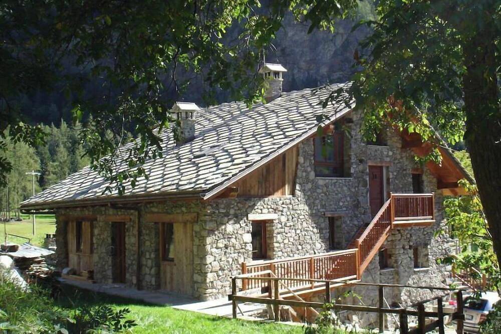 Aosta Valley-style mountain hut in Toules, Comune di Valpelline