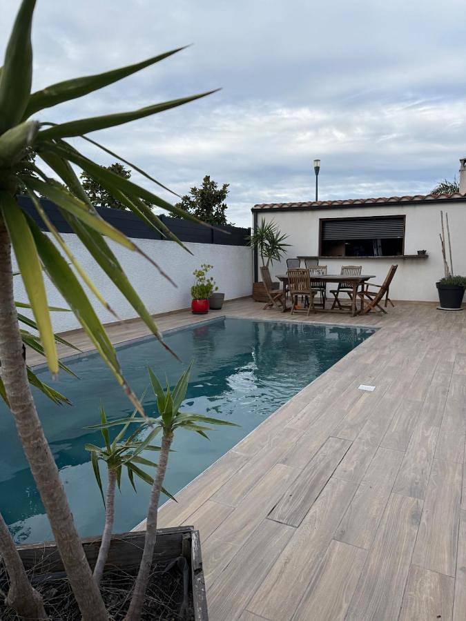 Location de vacances pour 8 personnes, avec piscine et jardin ainsi que terrasse et vue à Ponteilla