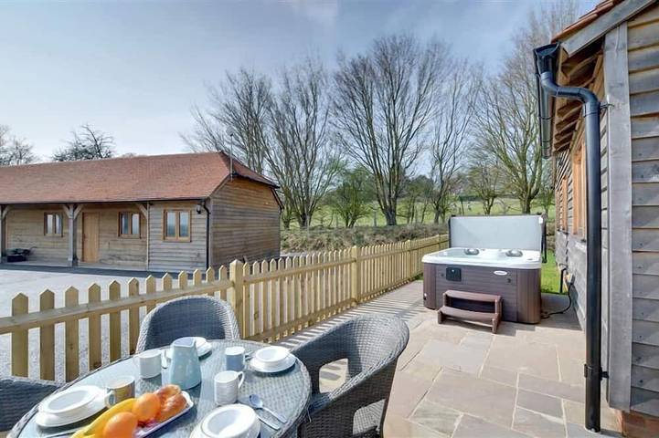 Cottage for 4 people, with garden and hot tub in Kent