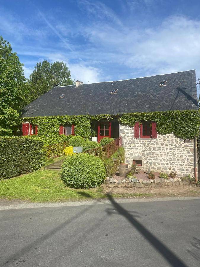 Location de vacances pour 7 personnes, avec terrasse ainsi que jardin et jacuzzi à Vernines