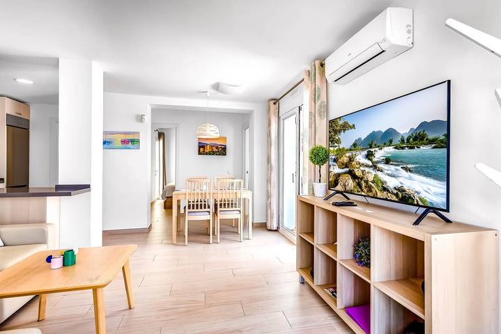 Ferienwohnung 'Torreblanca Deluxe Holiday Home' mit Meerblick, Gemeinschaftspool & WLAN in Torreblanca (Fuengirola), Fuengirola