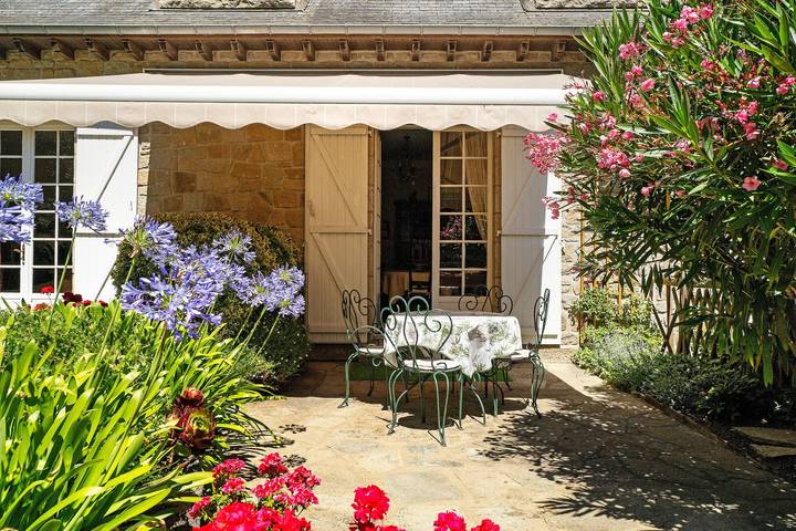 Chambre d’hôtes « La Grande Chambre Bleue » avec jardin partagé et Wi-Fi in Paramé, Saint-Malo