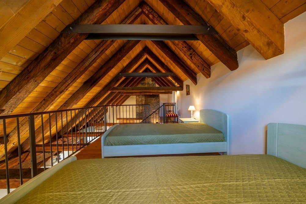 Entire apartment, A comfortable 102 square meters apartment, perfect for seven people, located on the second floor of a historic building dating back to 1864 and renovated in 2025 while maintaining its historic atmosphere (No elevator).The property is located on Tarvisio' in Tarvisio, Karnischer Hauptkamm