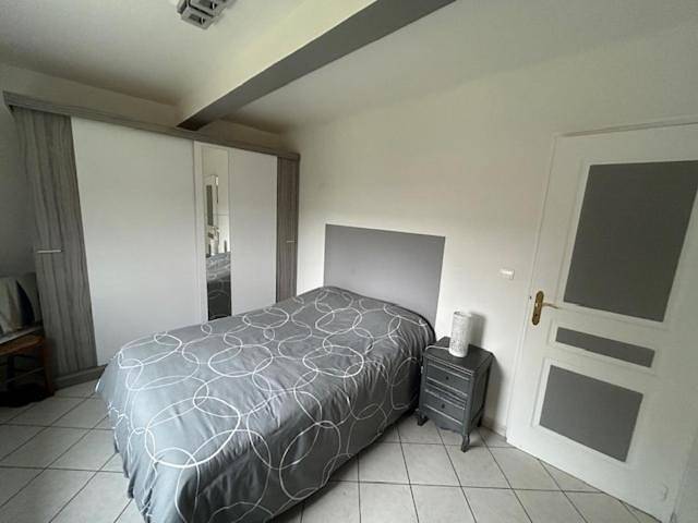 Location de vacances pour 6 personnes, avec vue ainsi que piscine et terrasse à Altillac - 2