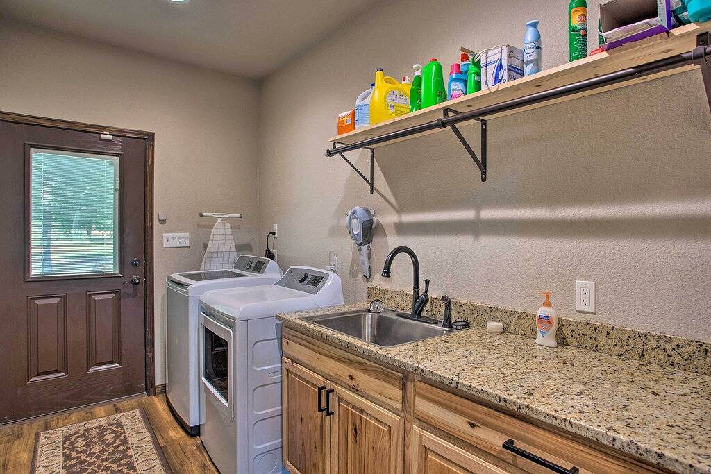 Geräumiges Kingston Home w / Porch-Walk zum Lake Texoma in Lake Texoma