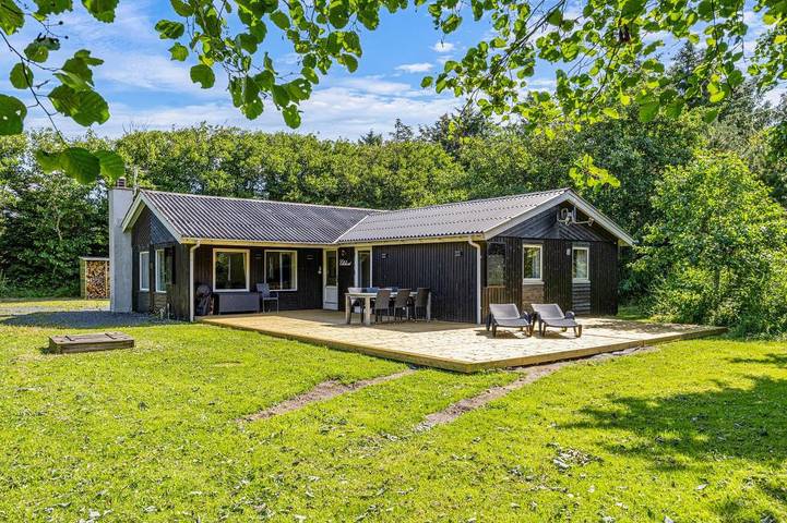 Villa for 8 personer, med Balkon/Terrasse og Jacuzzi såvel som Terrasse og Have i Ringkøbing