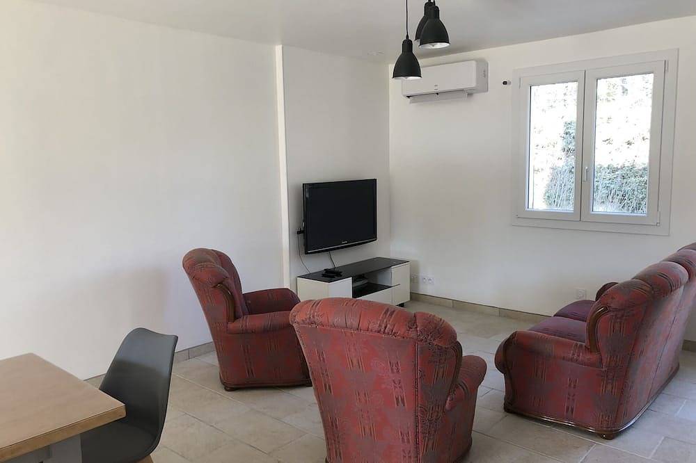 House with large wooded grounds in Mérindol, Parque natural regional del Luberon