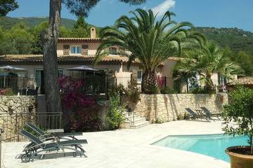 Gîte pour 2 personnes, avec jardin et terrasse dans les Alpes maritimes
