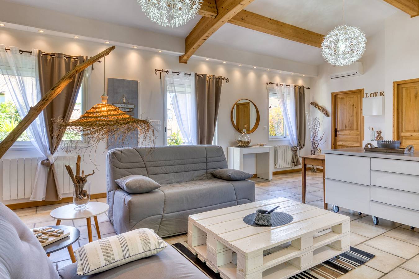 Appartement entier, 'Les bois flottés' avec terrasse privée, Wi-Fi et climatisation in Poussan, Côte d'Améthyste