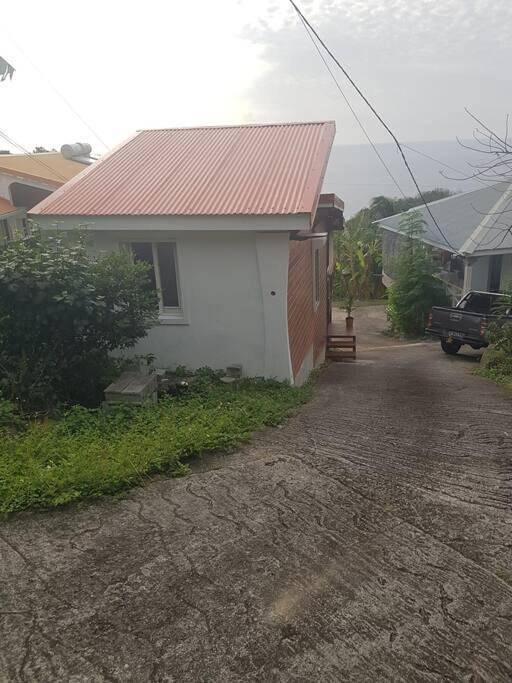 Location de vacances pour 2 personnes, avec vue et jardin dans Plage de Petite Anse - 3