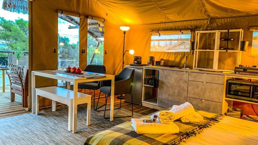 Camping für 2 Personen, mit Terrasse und Garten sowie Ausblick auf den Peloponnes