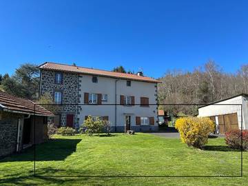 Gîte pour 5 personnes, avec jardin et terrasse dans le Puy-de-Dôme
