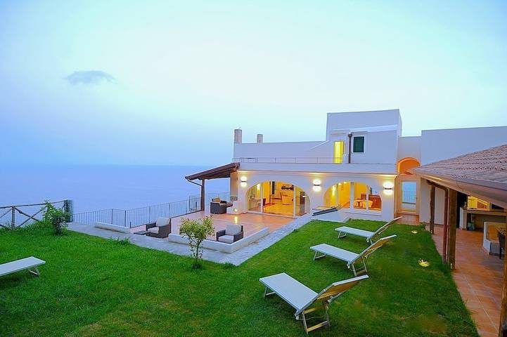 Villa for 24 people, with garden and pool in Amalfi
