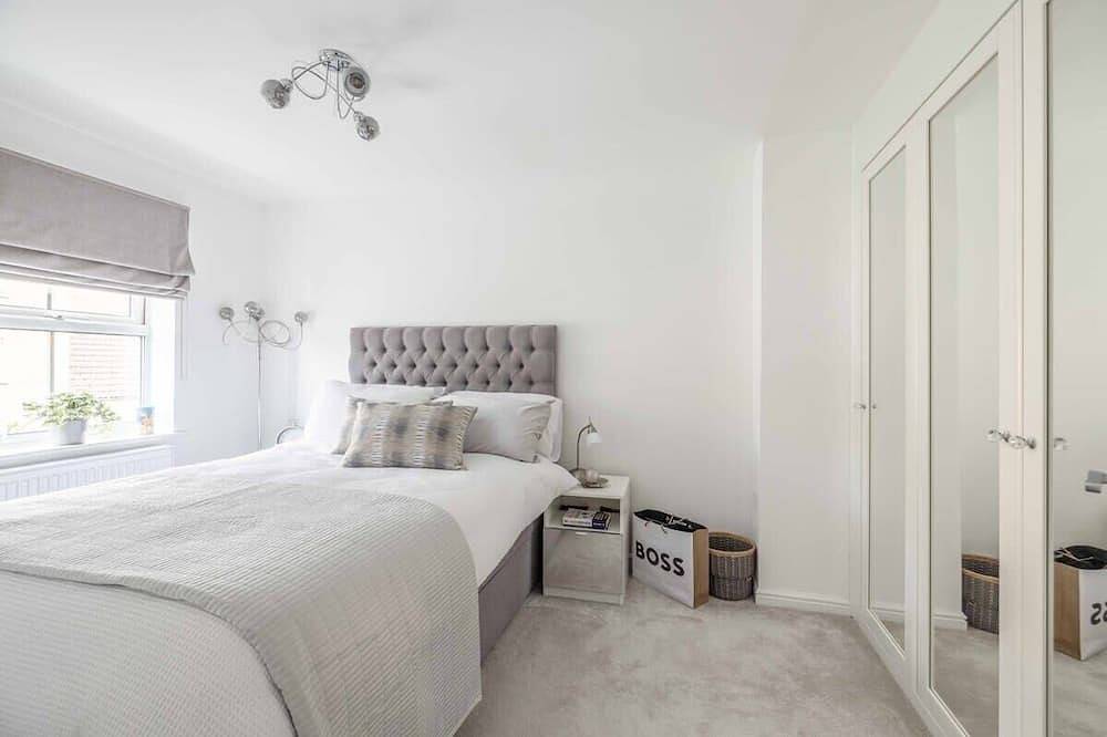 Stylish 3-Bed House in Langley | Driveway Parking! in Slough, Berkshire
