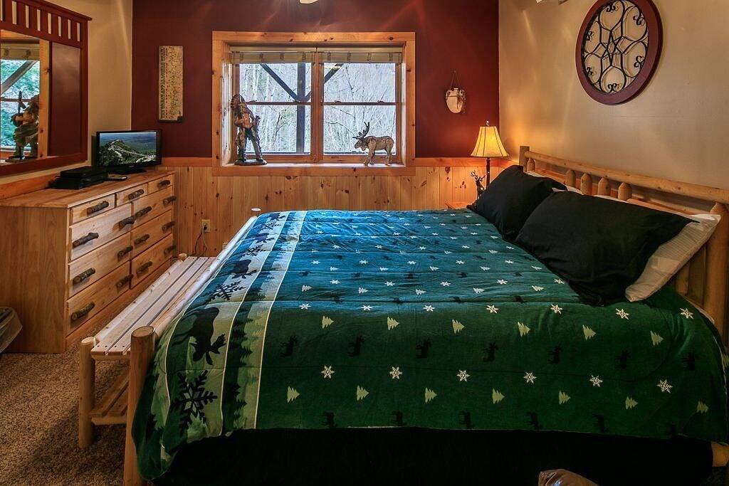 Gemütliche Bärenkabine: Whirlpool, Kicker, Billardtisch, Gasgrill, Holzplatz, Schlafmöglichkeiten für 8, 10% Last-Minute-Rabatt verfügbar in Blue Ridge Parkway, Seven Devils