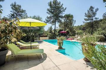 Gîte pour 4 personnes, avec terrasse et vue ainsi que jardin et piscine à Assas (Hérault)