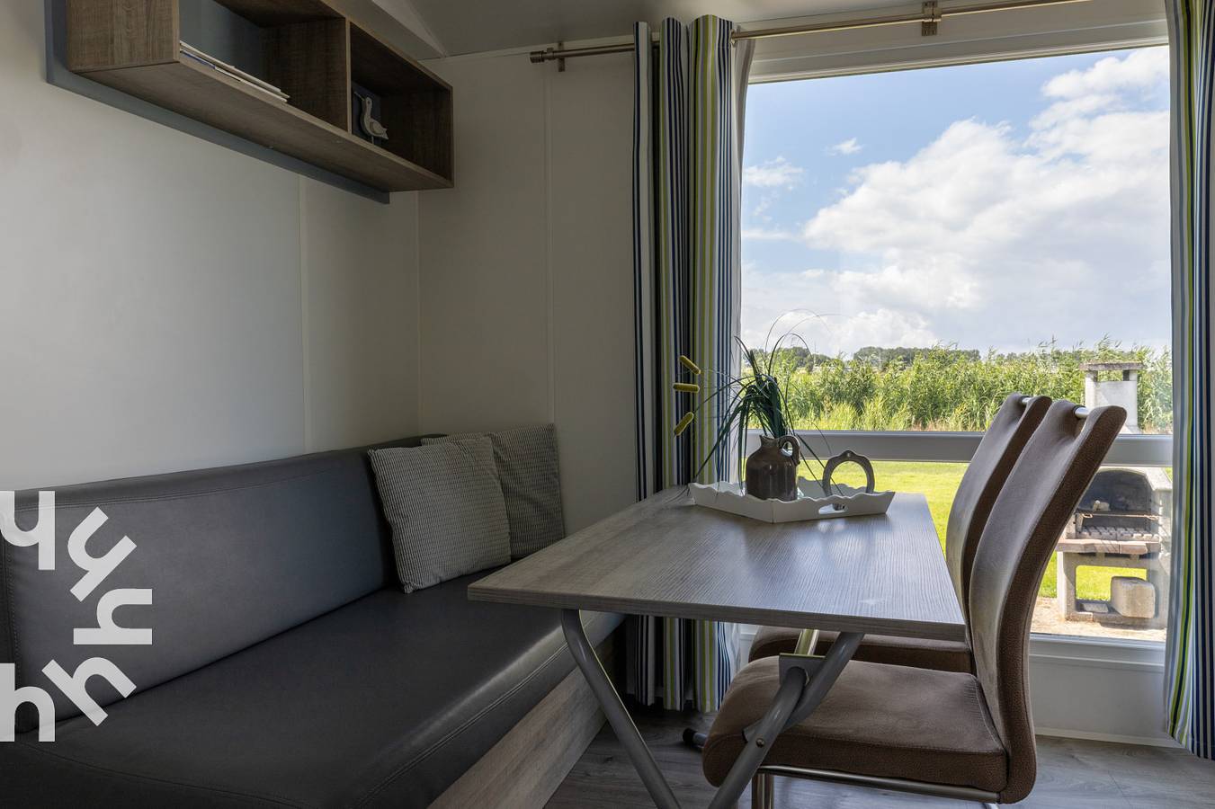 Geräumiges 4-Personen-Chalet auf dem Wasser, in der Nähe des Yachthafens von Lemmer in Lemmer, Ijsselmeer