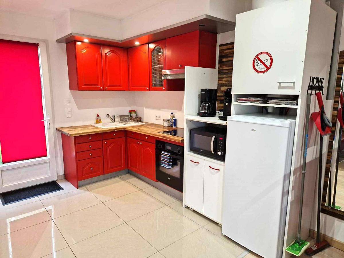Appartement entier, 03 - Joli studio traversant situé au rdc avec 2 lits, tout équipé pour 1, 2 ou 3 personnes maximum, entrée indépendante donnant sur parking dont une place est réservée devant la porte, grand fourgon possible et jolie terrasse à l'arrière comme une maison in Razac-sur-l'Isle, Périgord Blanc
