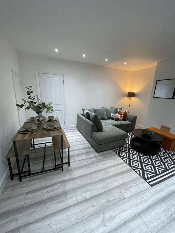 Entire apartment, Luxury 3 Bed House - 10 min walk from Dartford Town Centre - Fully Refurbished in Dartford, Kent