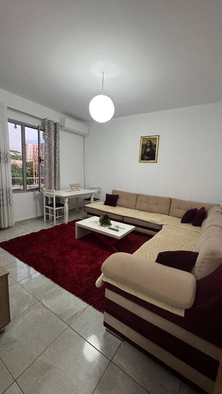 Ganze Wohnung, Gemütliche Eckwohnung mit Balkon und Garten in Tiranë, Albanien