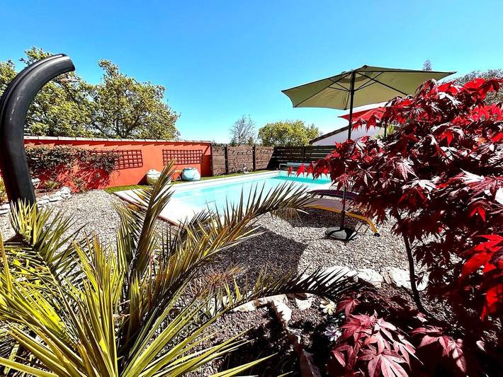 Gîte pour 2 personnes, avec piscine ainsi que terrasse et jardin