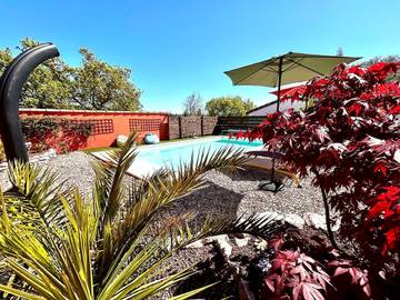 Gîte pour 2 personnes, avec piscine ainsi que jardin et terrasse à Ruoms