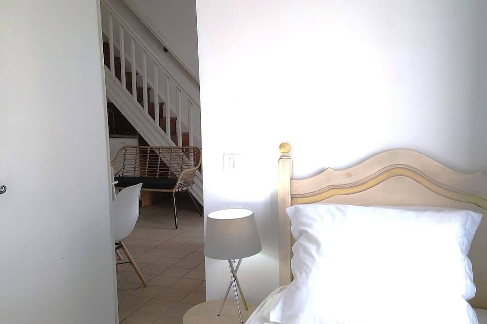 Entire apartment, 180 m from the beach, air-conditioned, dishwasher, induction, refurbished in Saintes-Maries-de-la-Mer, Mediterranean Coast (France)