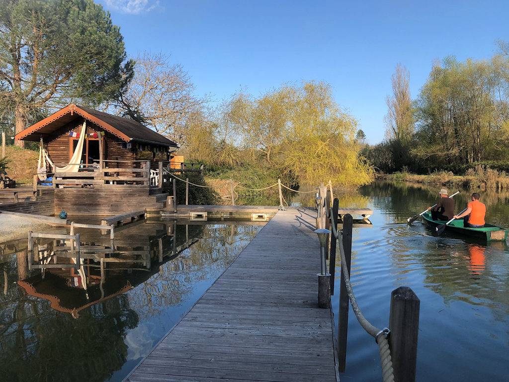 La Cabane sur l'étang des Sources in Veyrines-de-Domme, Périgord Noir