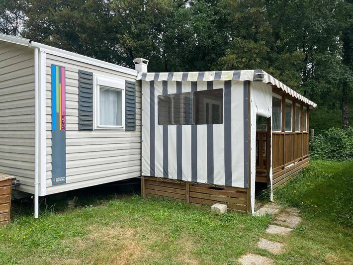 Camping pour 6 personnes, avec bassin pour enfant ainsi que terrasse et piscine