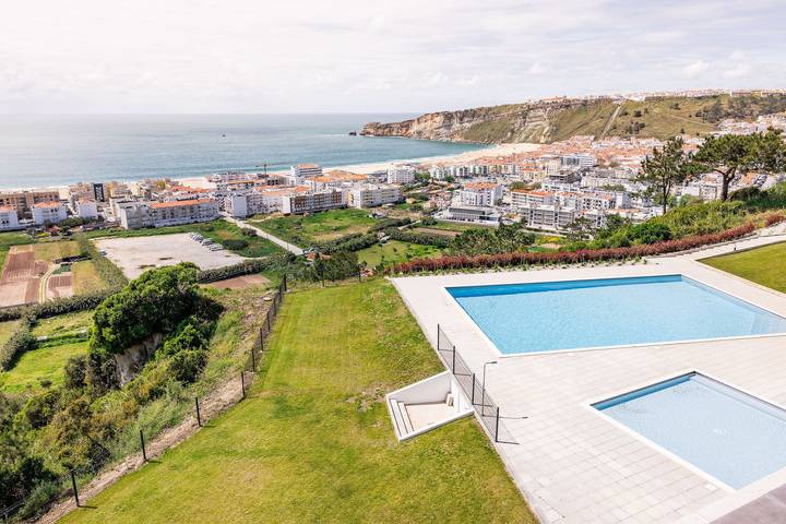 Apartamento de férias para 4 pessoas, com piscina infantil e varanda na Nazaré