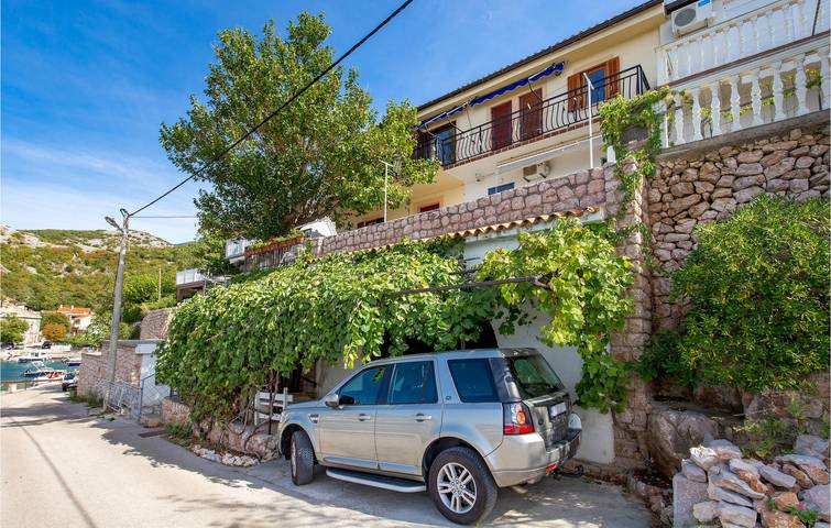 Ganze Ferienwohnung, Apartment am Meer mit Terrasse, WLAN und Parkplatz – 2 km vom Strand entfernt in Naturpark Velebit