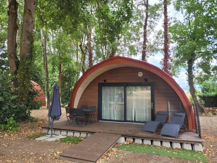 Camping pour 4 personnes, avec Jacuzzi et Terrasse ainsi que Jardin et Piscine