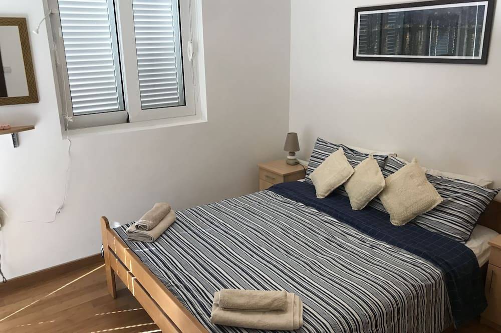 Ganze Wohnung, Erdgeschoss. Private Terrasse, Gemeinschaftspool, Blick über den Fjord auf die Altstadt von Kotor in Muo, Opština Kotor