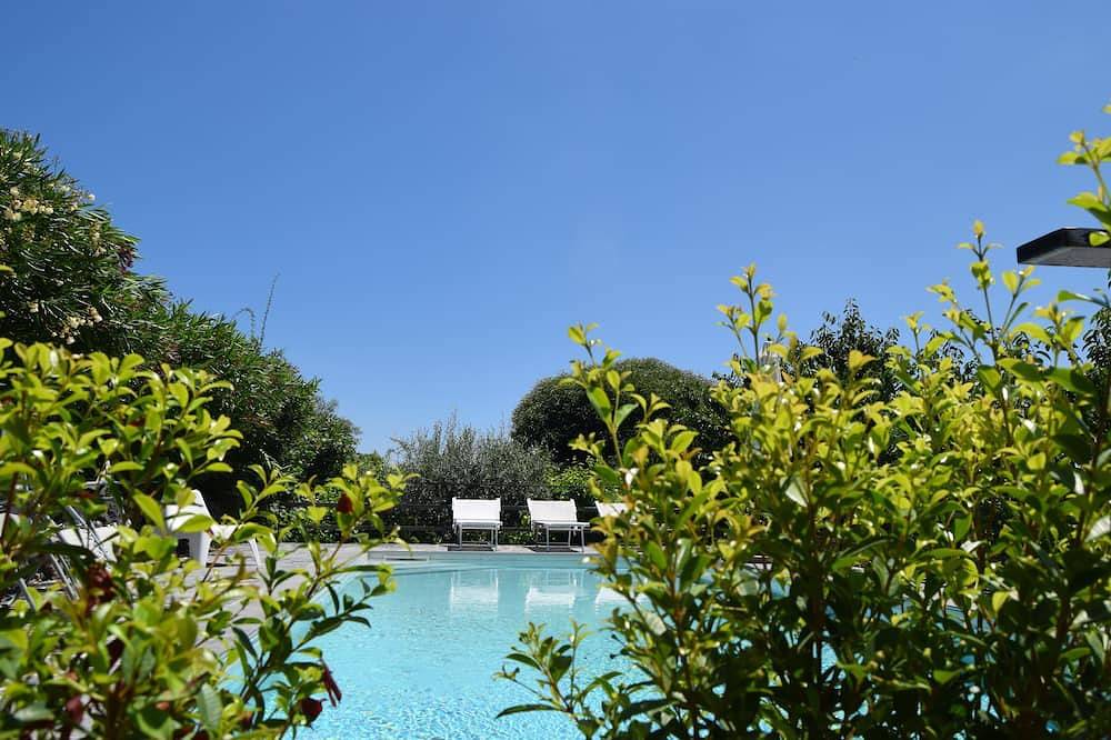 Wonderful open space with swimming pool, barbecue garden ample private parking. in Santa Venerina, Mount Etna