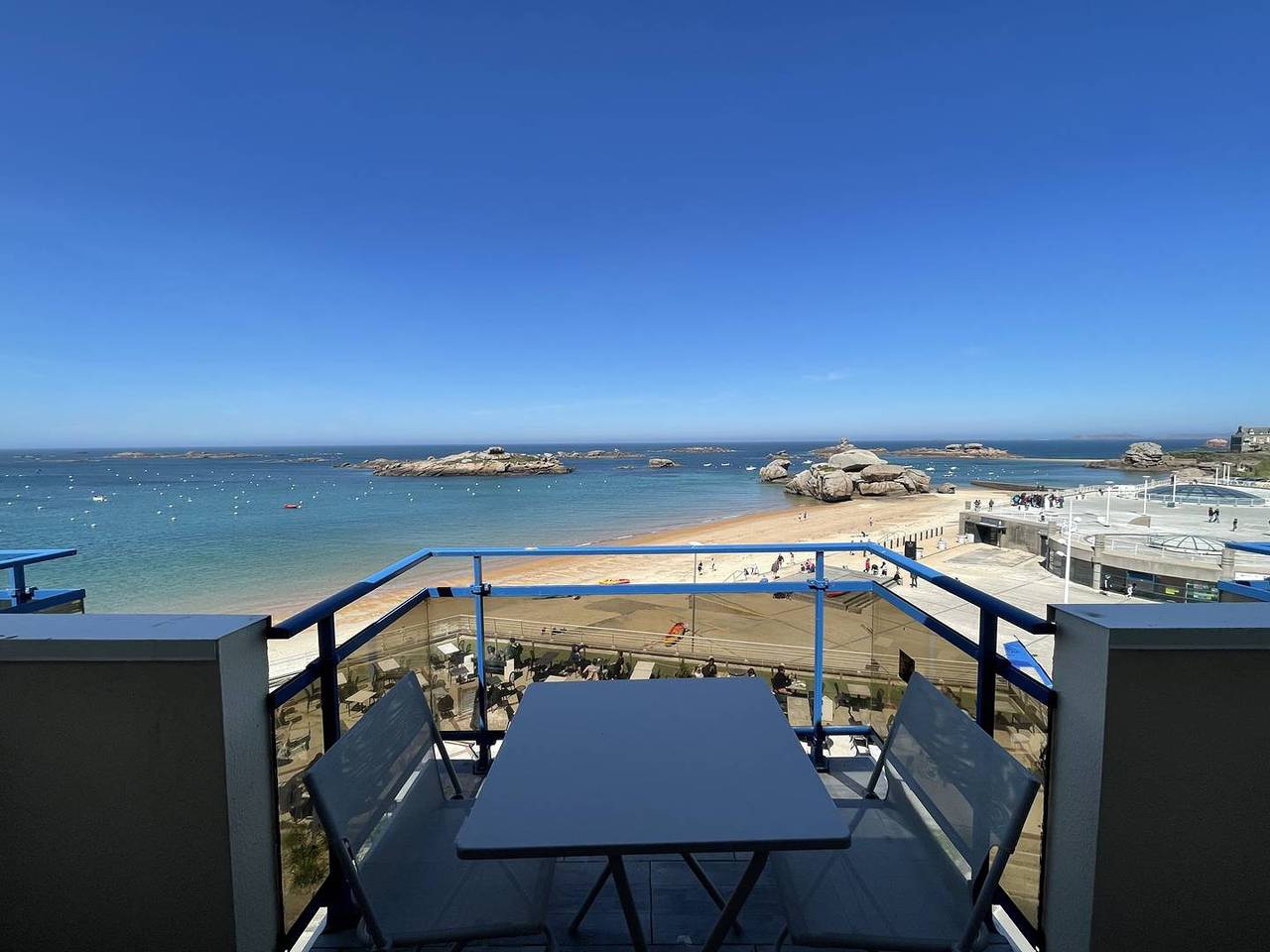 Appartement entier, Appartement Vue Mer Exceptionnelle plage du Coz-Pors à Tregastel in Coz-Pors, Trégastel