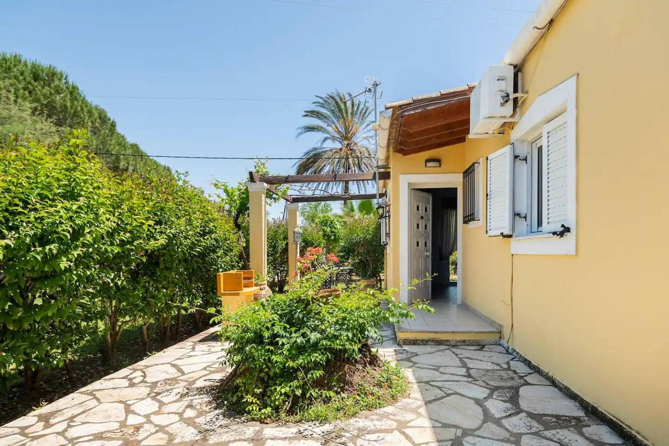 Entire apartment, Apartment 'Iris One-Bedroom Bungalow' with Shared Pool, Wi-Fi and Air Conditioning in Corfu