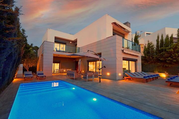 Casa de vacaciones para 8 personas, con balcón además de piscina y vistas en Ibiza