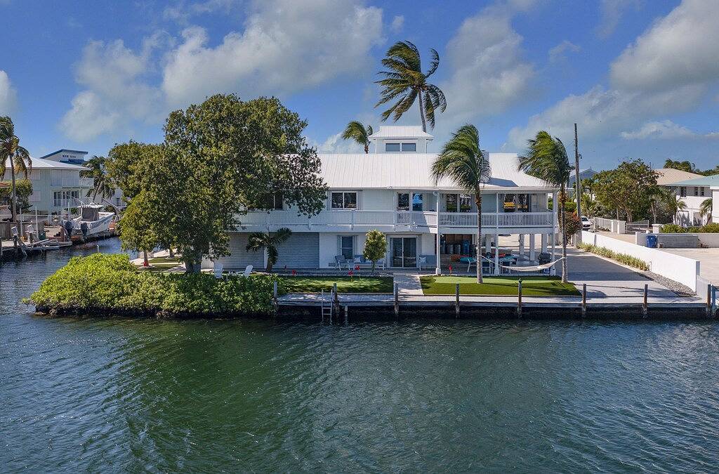 Waterfront Home, 200ft Dock, Gulf Access, Kayaks, Bicycles, Mini Golf, Game Room in Marathon, Monroe County