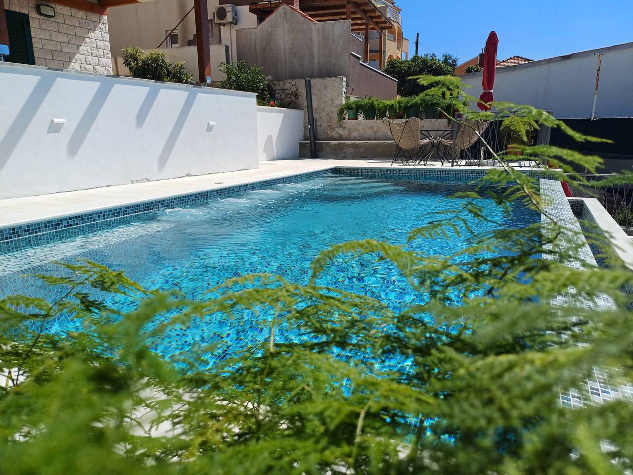 Geheel appartement, Heated infinity pool, family apartment with panoramic sea view a1 in Okrug Gornji, Čiovo