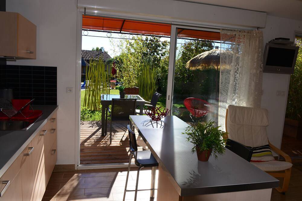 Cabaña Zen 2 personas en el pueblo cerca de Nimes aire acondicionado piscina jardín in Bouillargues, Region de Nimes