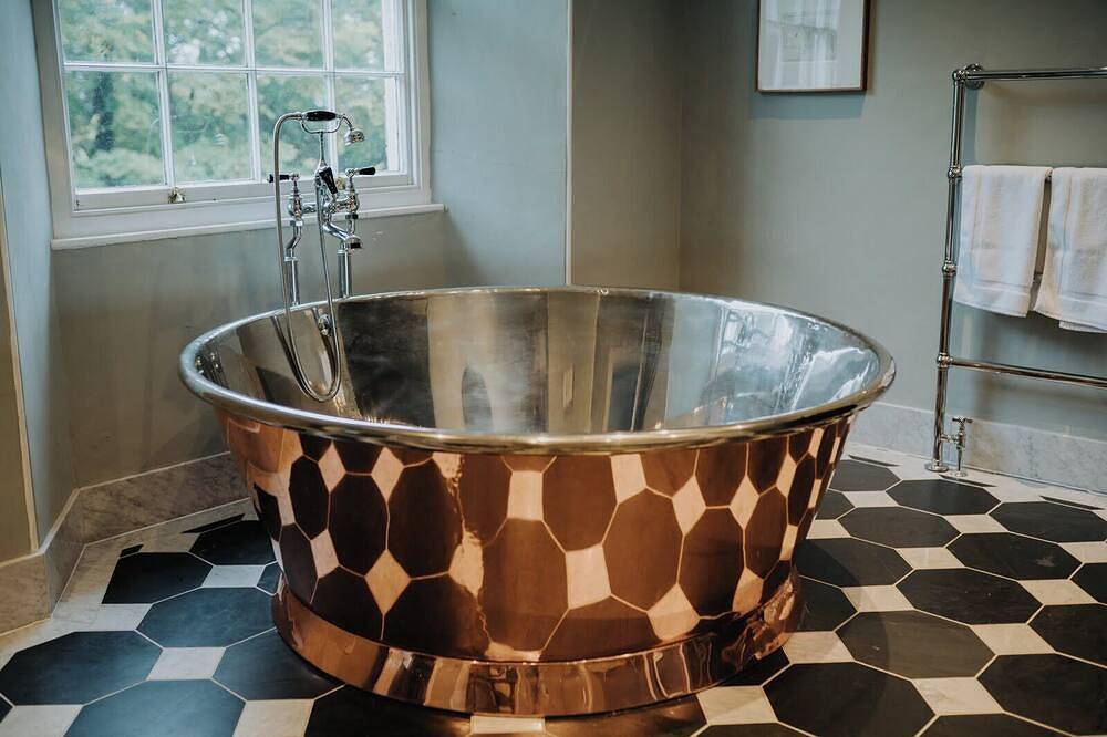 The Manor at Boconnion w/ Pool & Tennis Court in Cornwall