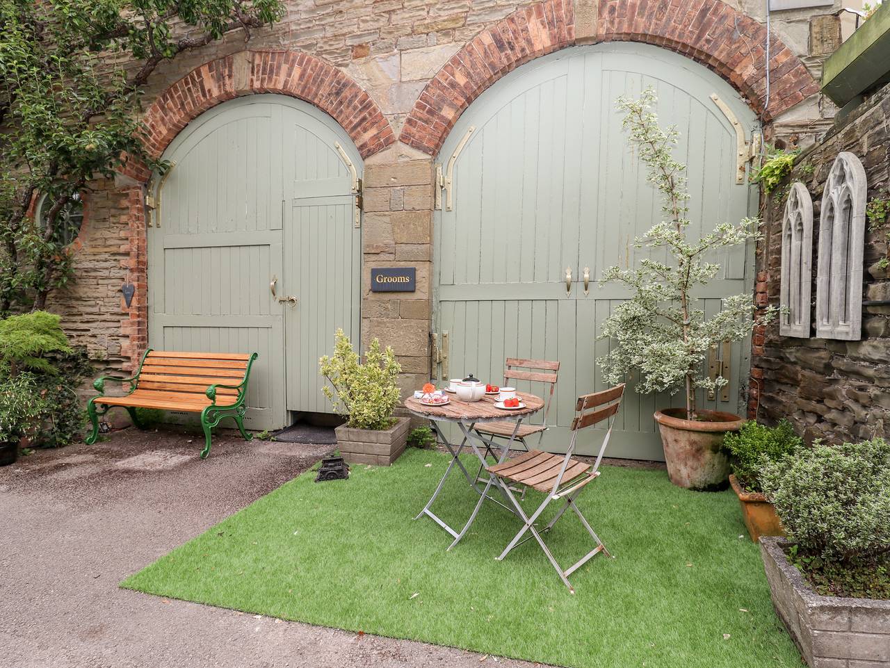 Entire apartment, The Grooms in Gloucestershire