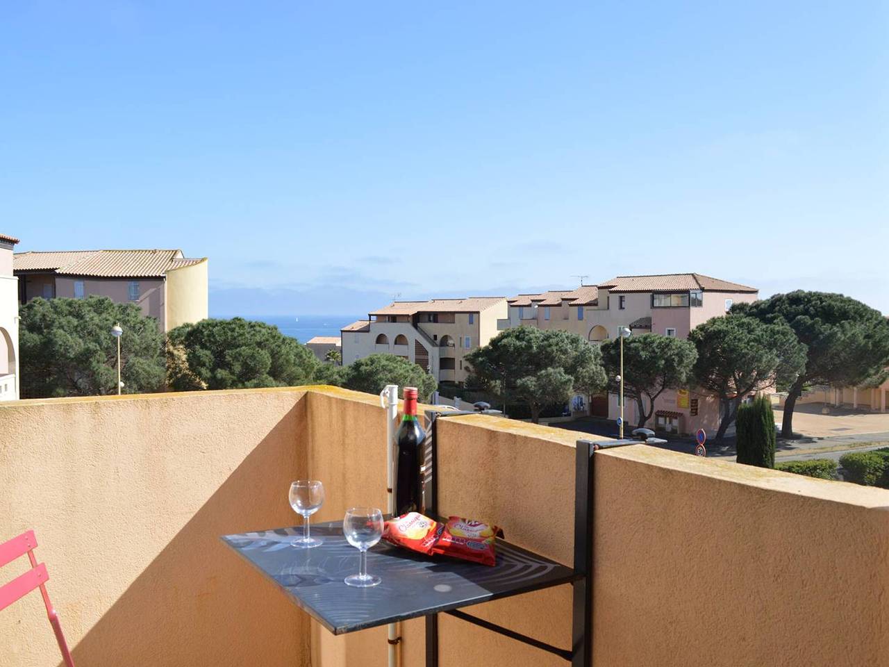 Entire apartment, 2-room apt sleeps 4 with pool and parking in Saint Pierre la Mer, Fleury