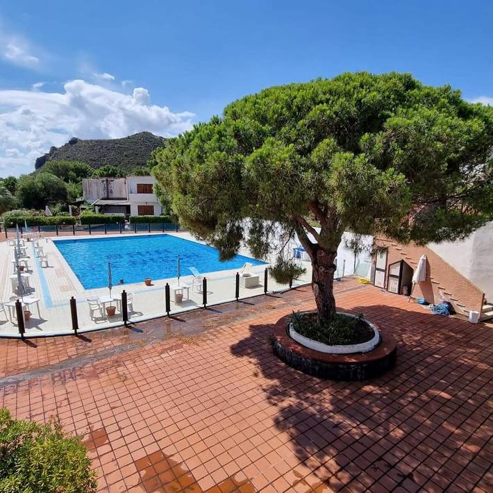Casa vacanza per 4 persone, con piscina e giardino nonché terrazza e panorama, con animali domestici alle Isole Eolie