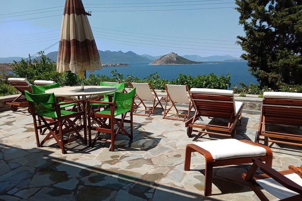 Spacious Sea-View Home with Large Terrace in Quiet Area in Perdika, Ägina