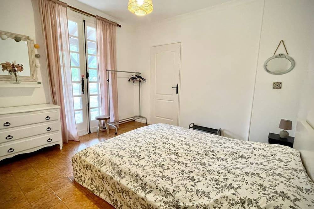 Gated family home with private pool  in Roumagne, Región de Marmande