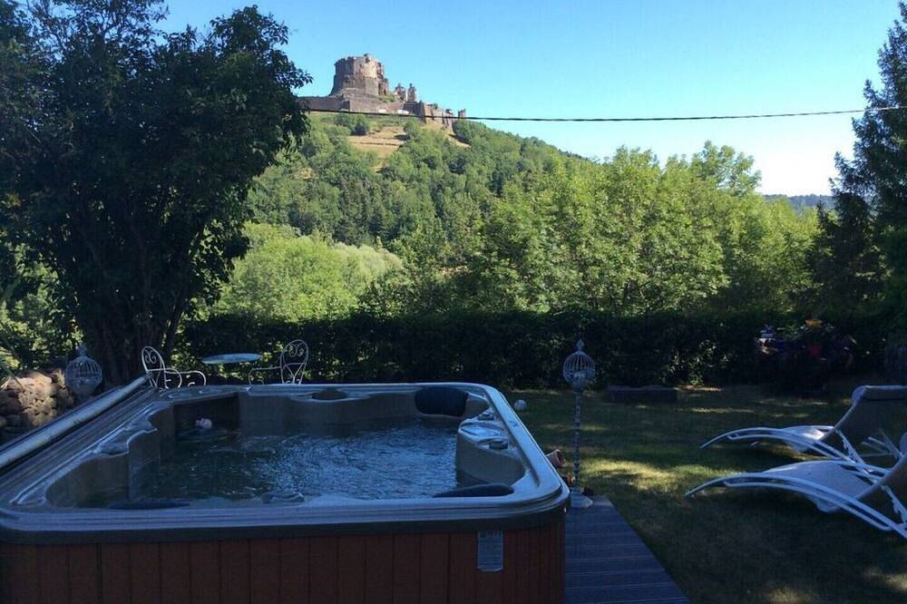 Guest Rooms in the Volcanoes Park of Auvergne in Murol, Volcans d'Auvergne Regional Nature Park