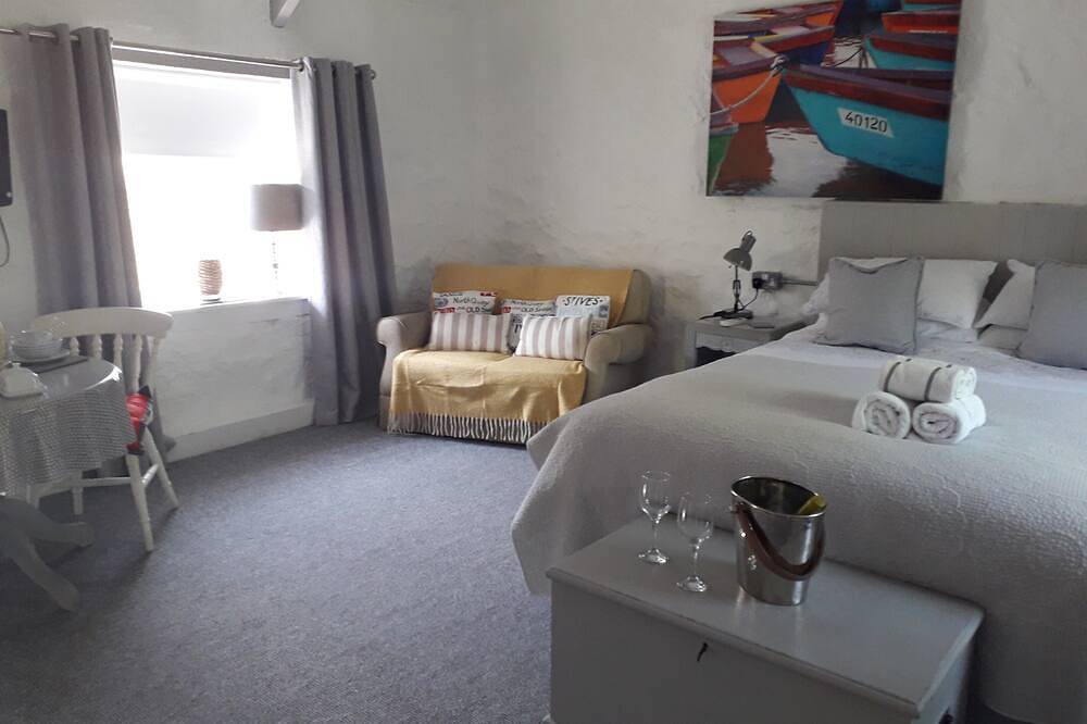 Stylish B & B studio with parking 3 miles from St Ives in Cornwall