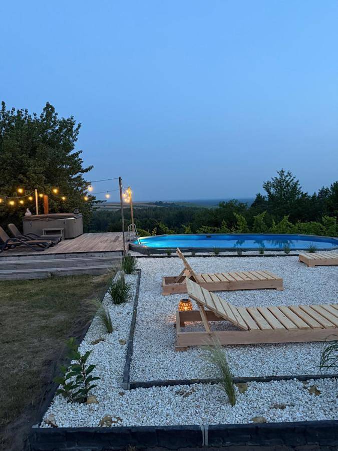 Domek letniskowy dla 4 osób, z Balkon i Taras oraz Jacuzzi i Ogród w Roztocze