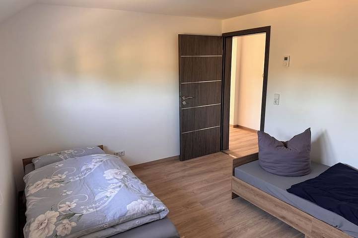Ganze Wohnung, Schöne Dachgeschoss Wohnung in ruhiger Lage 5 Minuten vom Badesee entfernt in Elsteraue, Burgenlandkreis